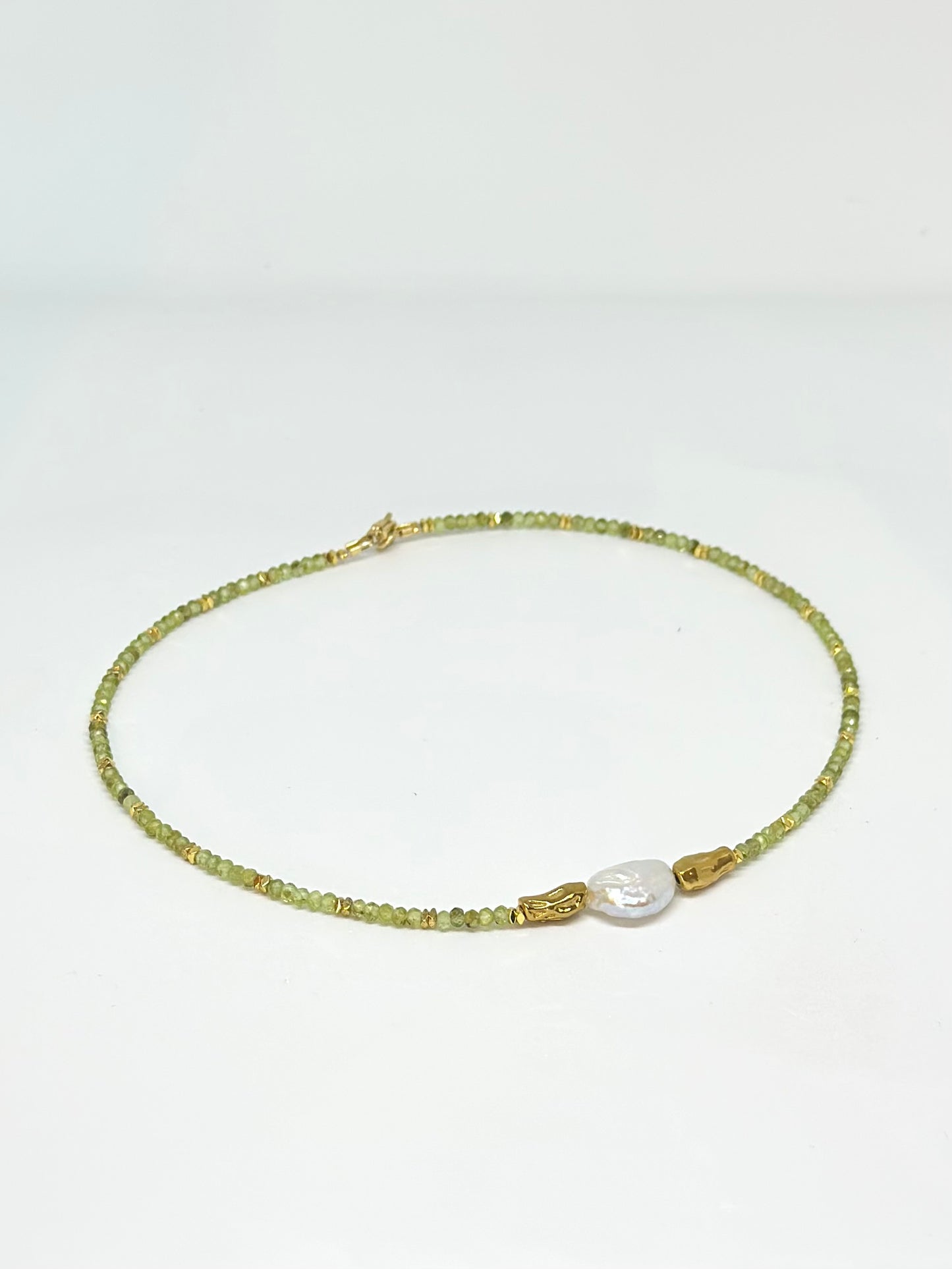 Collier perle d’eau douce, Préhnite & Hématite – Sérénité et ancrage