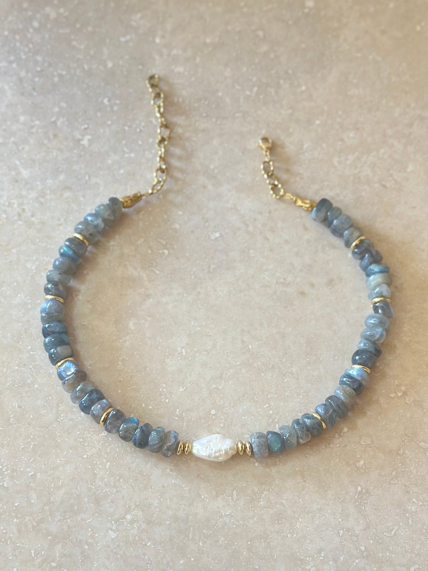 Collier Labradorite & Perle d’eau douce — Protection lumineuse