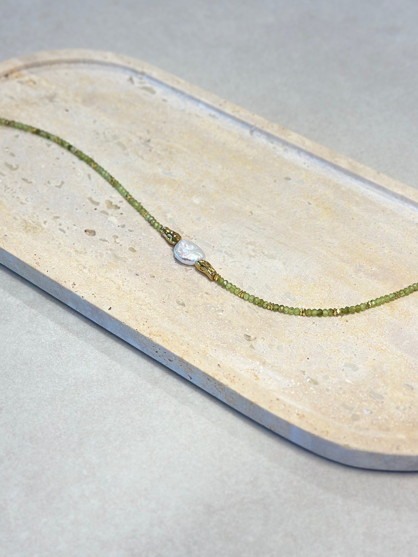 Collier perle d’eau douce, Préhnite & Hématite – Sérénité et ancrage