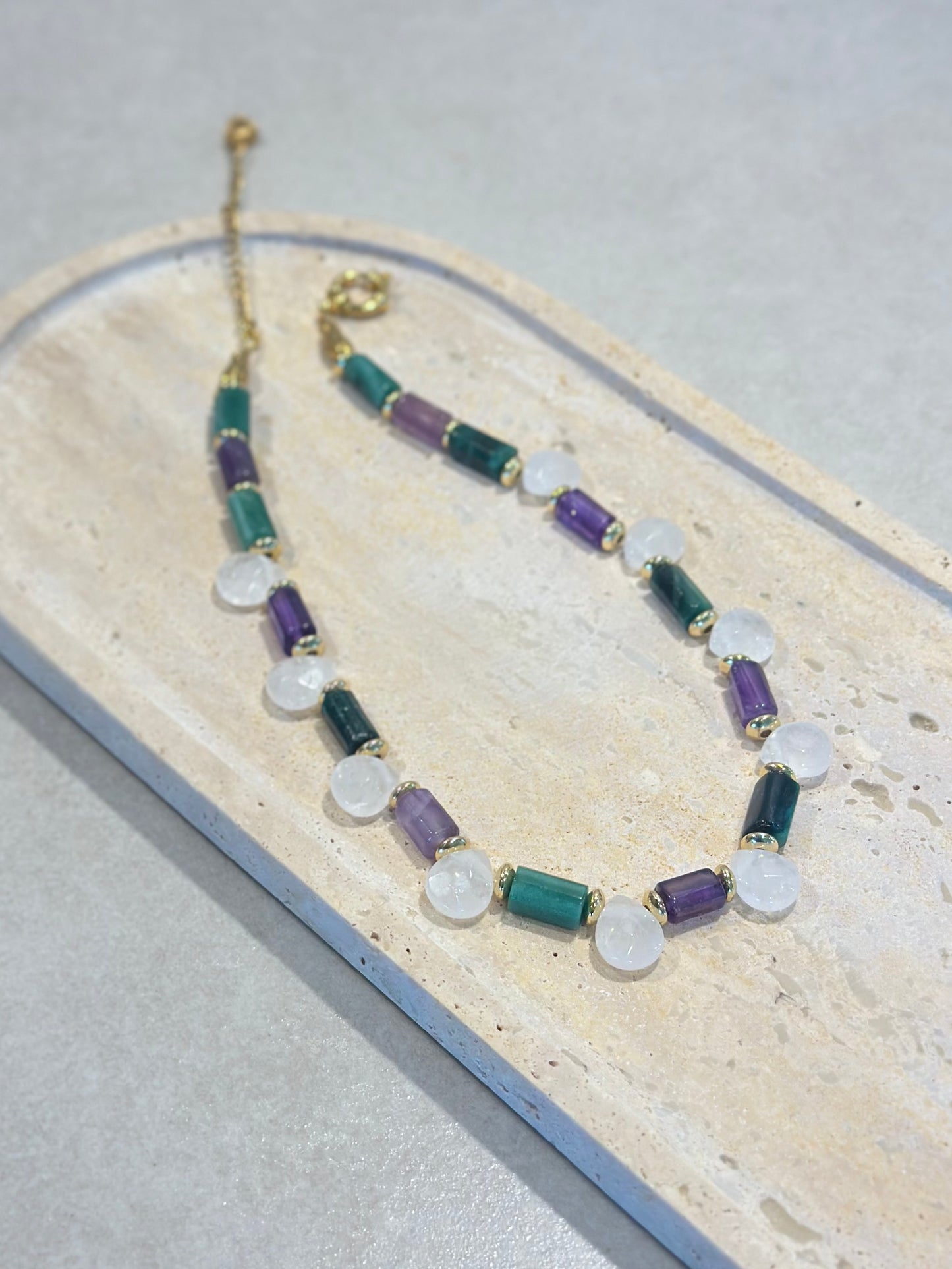 Collier “Clarté du cœur”
Émeraude, Cristal et Améthyste
