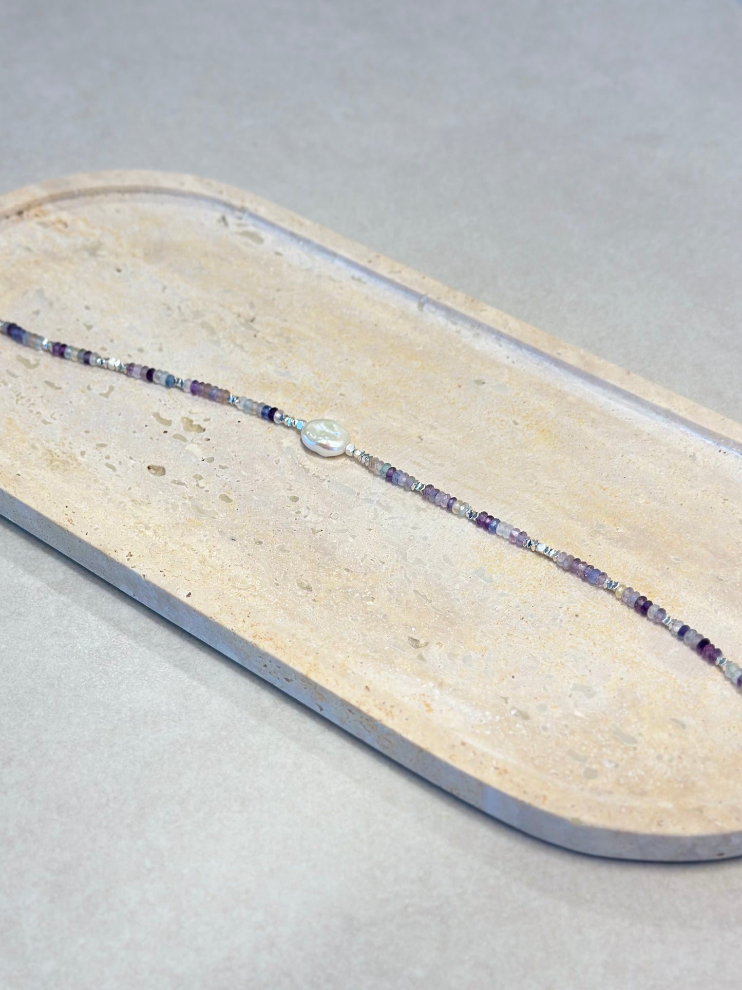 Collier perle d’eau douce, Fluorite & Hématite – Clarté mentale et ancrage puissant
