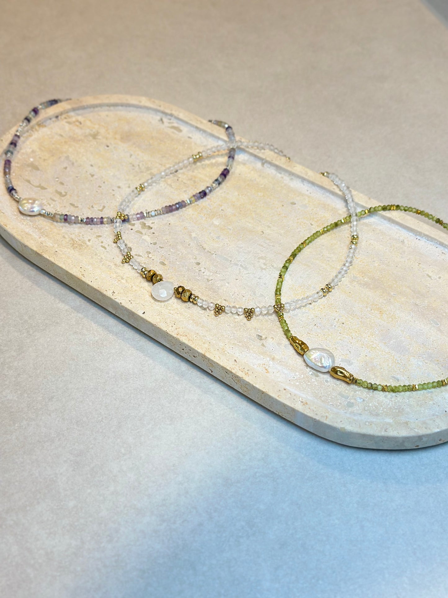 Collier perle d’eau douce, Fluorite & Hématite – Clarté mentale et ancrage puissant