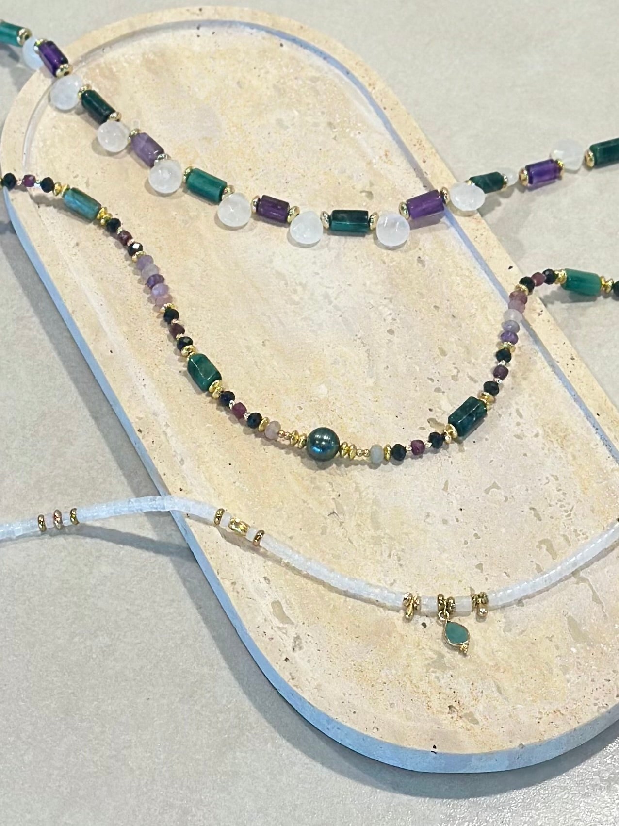 Collier “Clarté du cœur”
Émeraude, Cristal et Améthyste