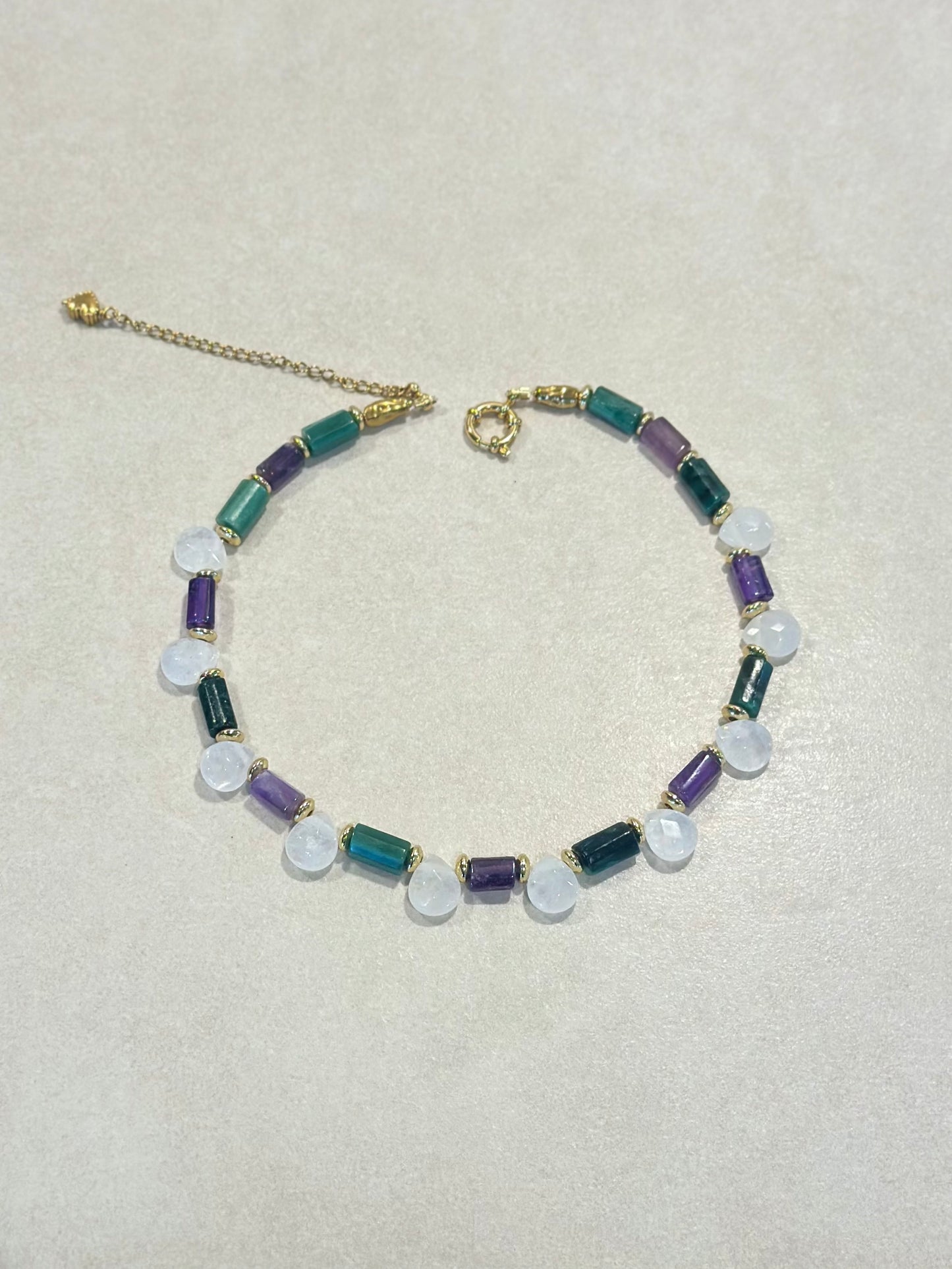 Collier “Clarté du cœur”
Émeraude, Cristal et Améthyste