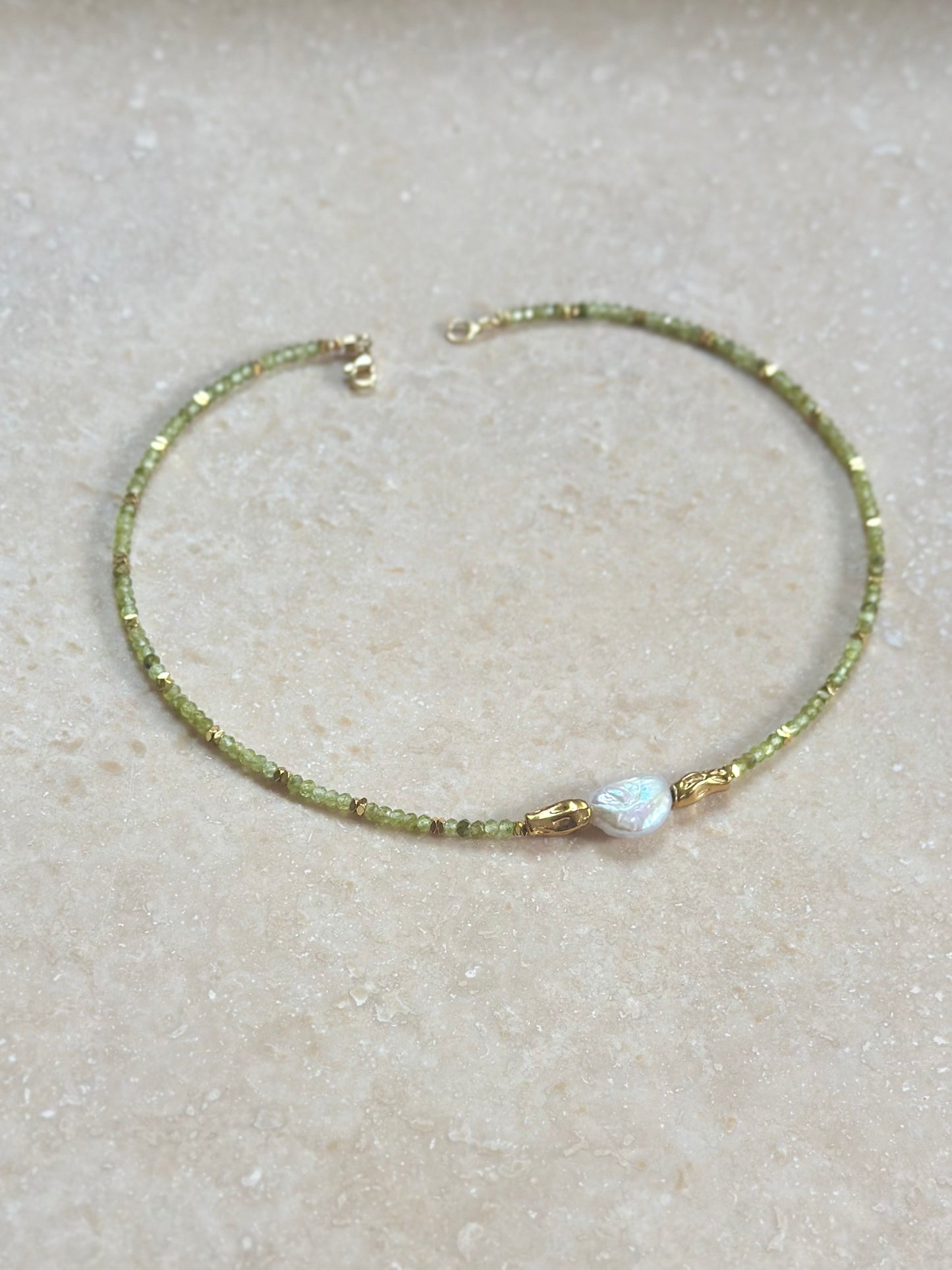 Collier perle d’eau douce, Préhnite & Hématite – Sérénité et ancrage