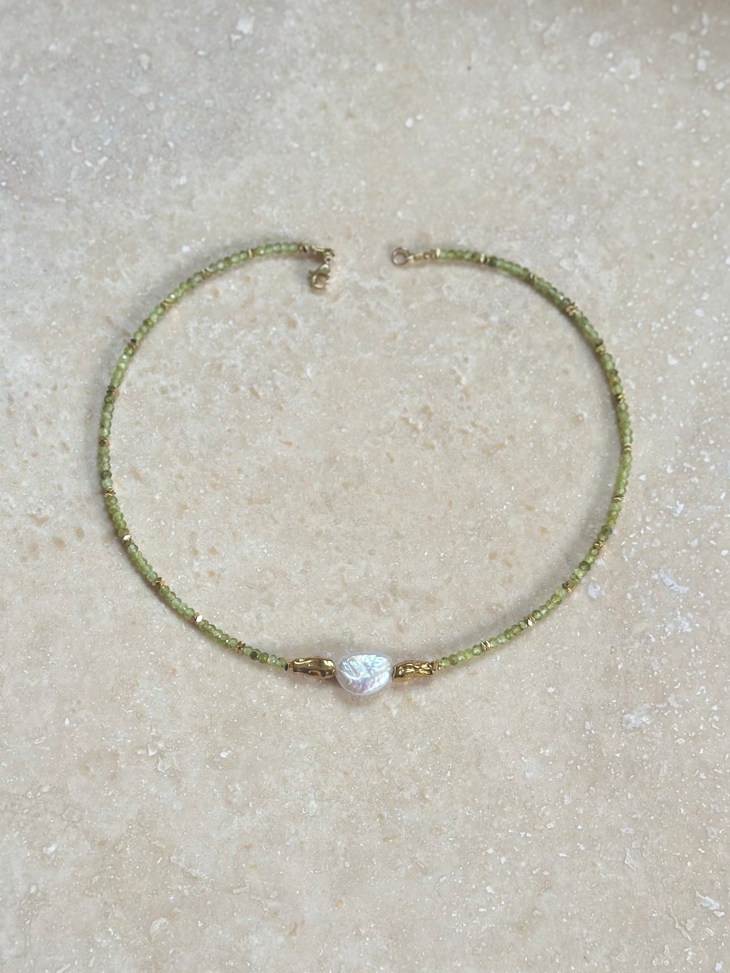 Collier perle d’eau douce, Préhnite & Hématite – Sérénité et ancrage