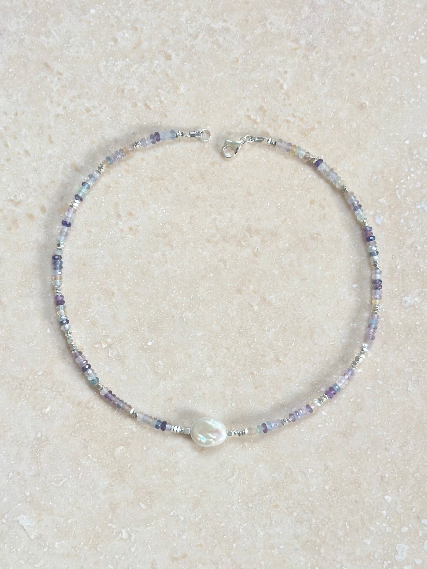 Collier perle d’eau douce, Fluorite & Hématite – Clarté mentale et ancrage puissant
