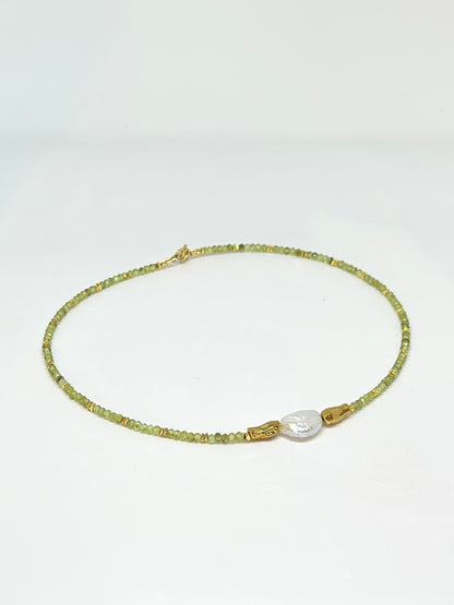 Collier perle d’eau douce, Préhnite & Hématite – Sérénité et ancrage