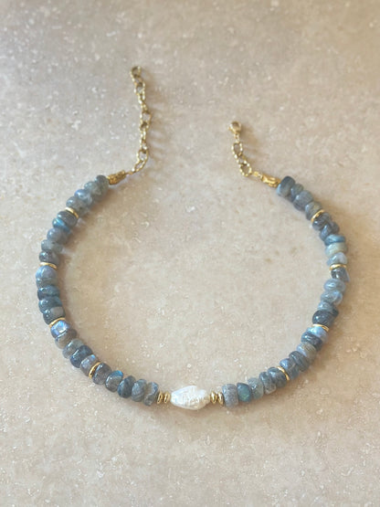 Collier Labradorite & Perle d’eau douce — Protection lumineuse