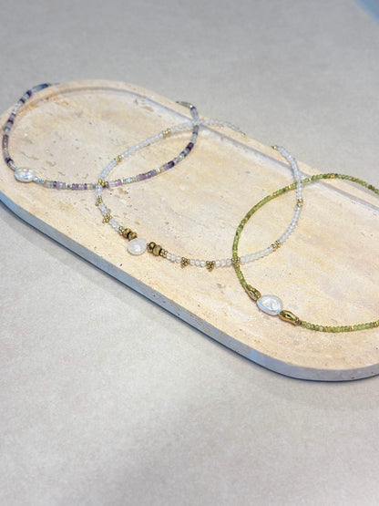 Collier perle d’eau douce, Préhnite & Hématite – Sérénité et ancrage