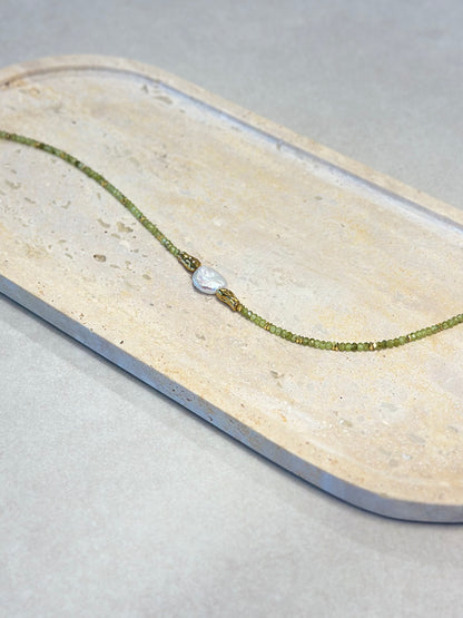 Collier perle d’eau douce, Préhnite & Hématite – Sérénité et ancrage
