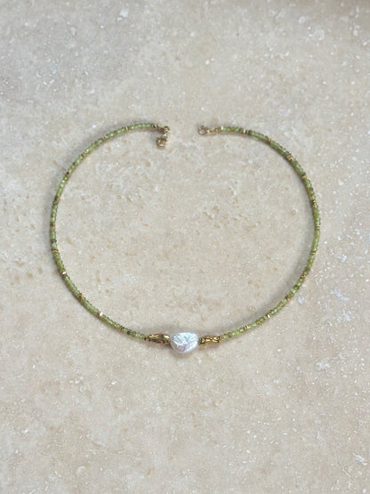 Collier perle d’eau douce, Préhnite & Hématite – Sérénité et ancrage