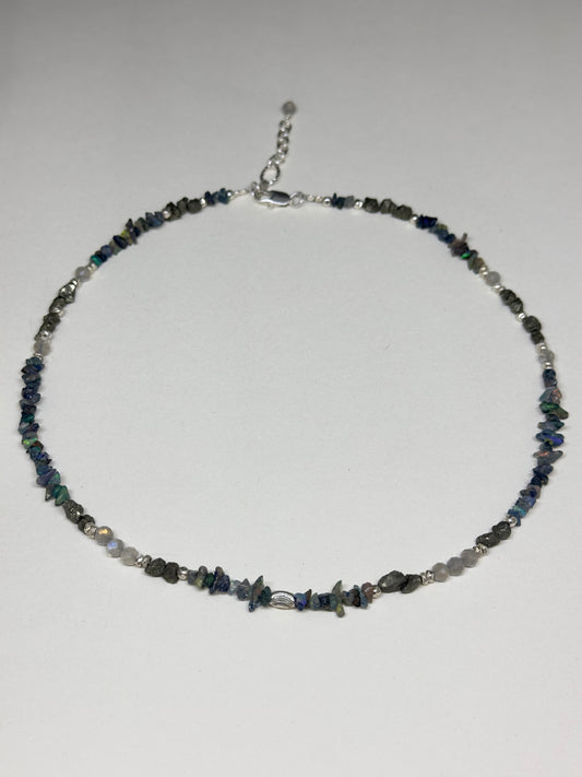 Collier opalescent, talisman – Opale noire d’Éthiopie, Pyrite et Labradorite | Protection, ancrage et lumière intérieure
