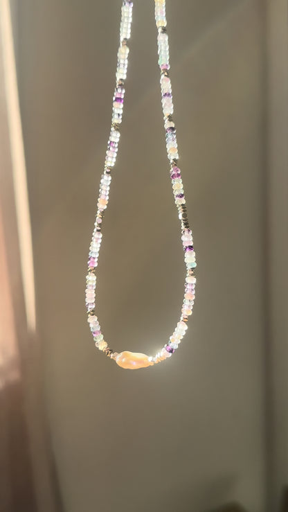 Collier perle d’eau douce, Fluorite & Hématite – Clarté mentale et ancrage puissant