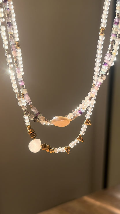 Collier perle d’eau douce, Fluorite & Hématite – Clarté mentale et ancrage puissant